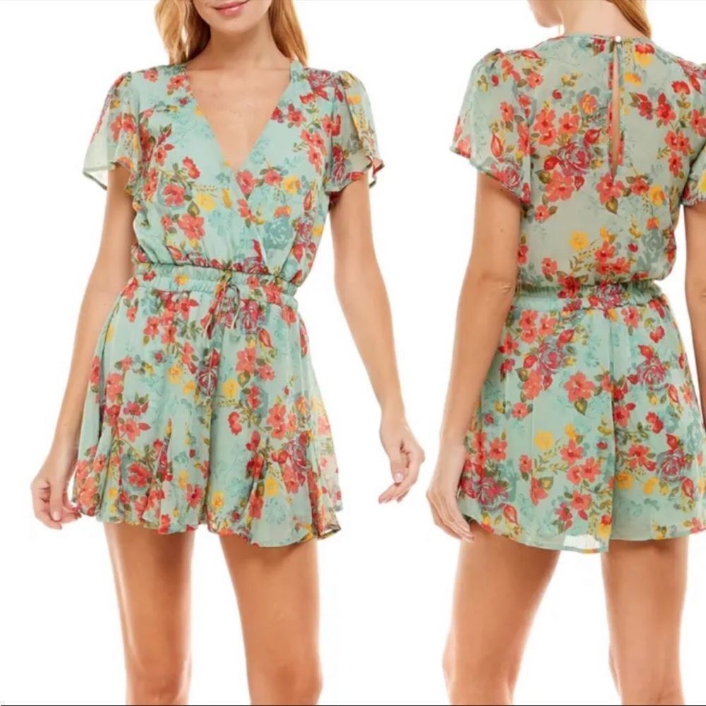 ✨ Floral Print Surplice Romper
ROW A✨